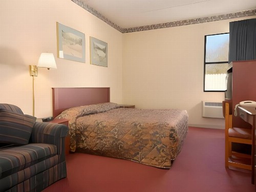 Super 8 by Wyndham Knoxville Downtown Area - image 13