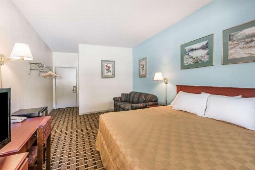 Super 8 by Wyndham Knoxville Downtown Area - image 16