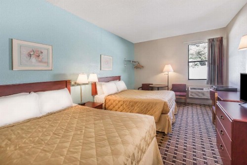 Super 8 by Wyndham Knoxville Downtown Area - image 20