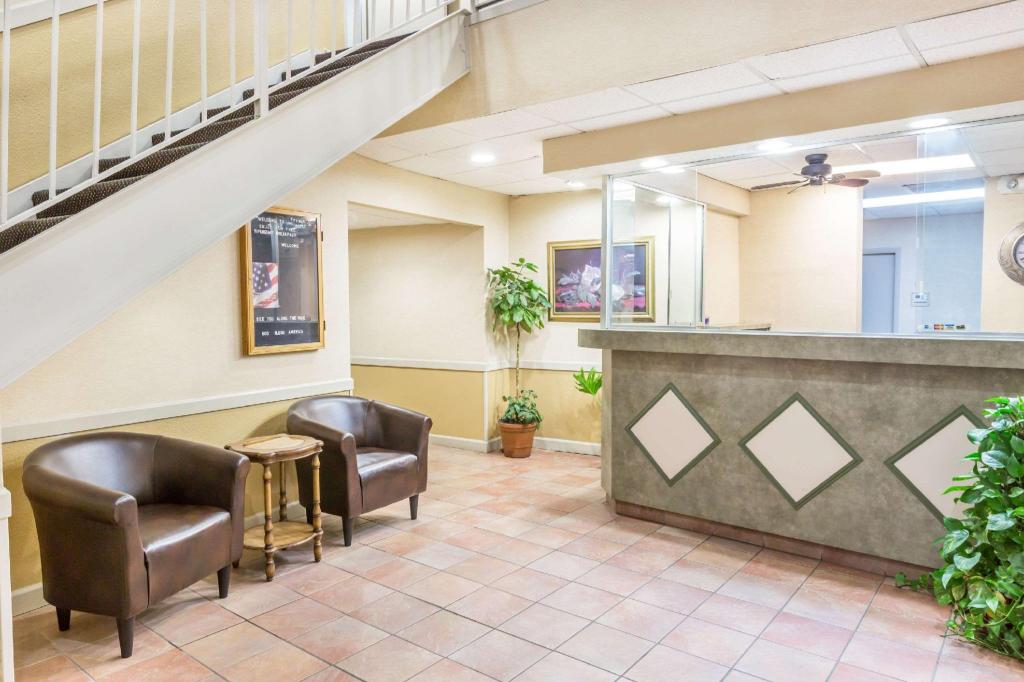 Super 8 by Wyndham Knoxville Downtown Area - image 3