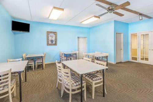 Super 8 by Wyndham Knoxville Downtown Area - image 4