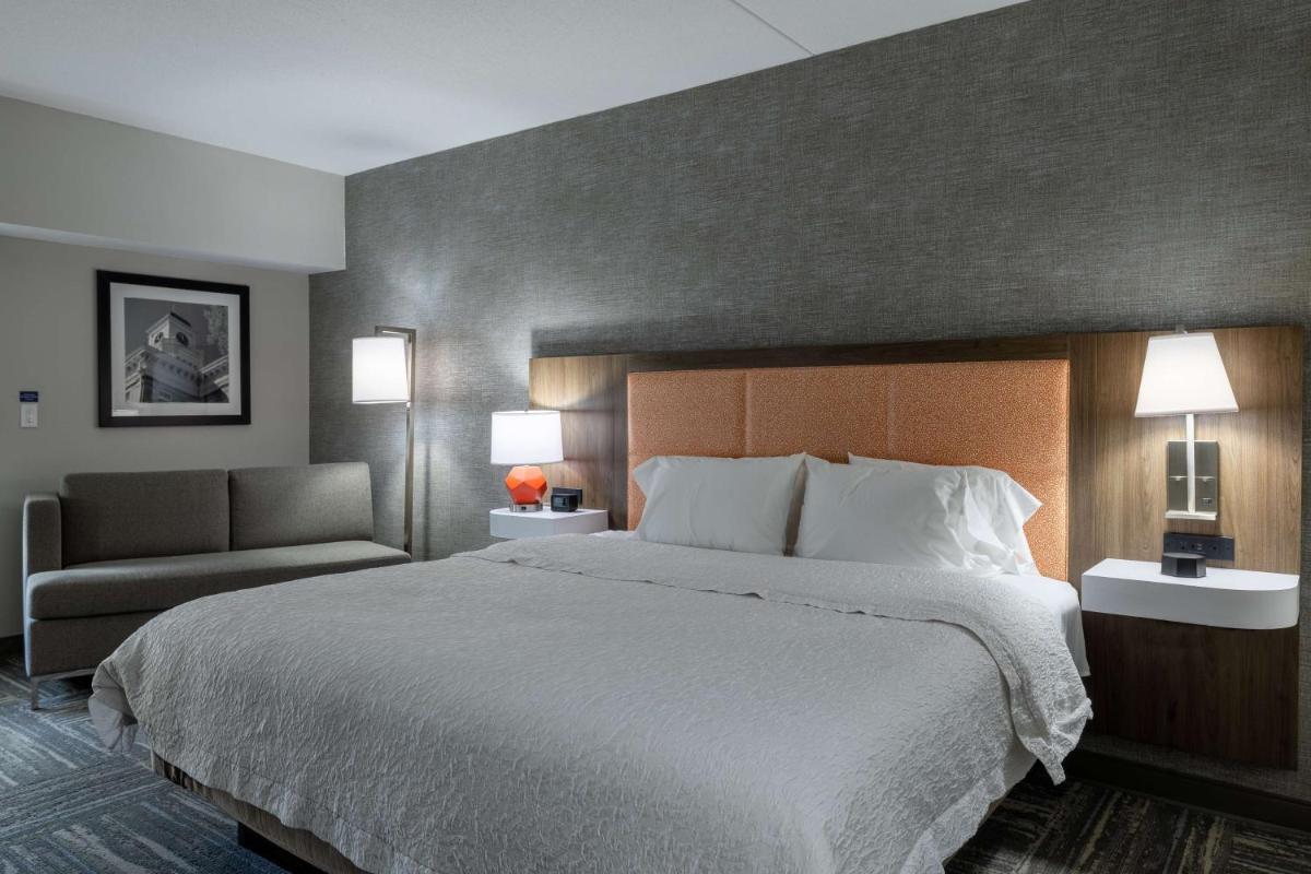 Hampton Inn & Suites Knoxville-Downtown - image 3