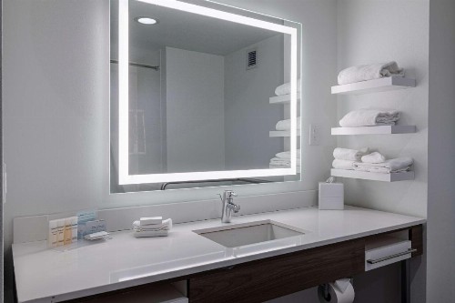 Hampton Inn & Suites Knoxville-Downtown - image 4