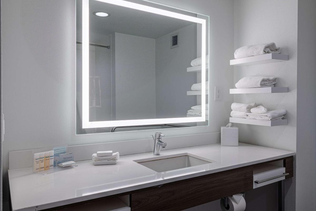 Hampton Inn & Suites Knoxville-Downtown - image 4