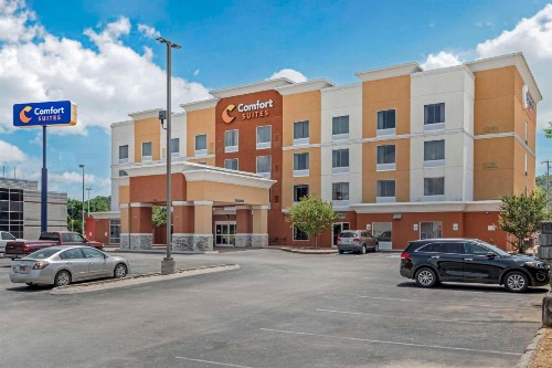 Comfort Suites East Knoxville - image 1