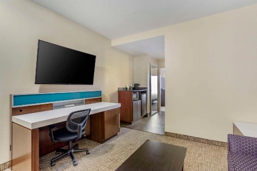 Comfort Suites East Knoxville - image 4