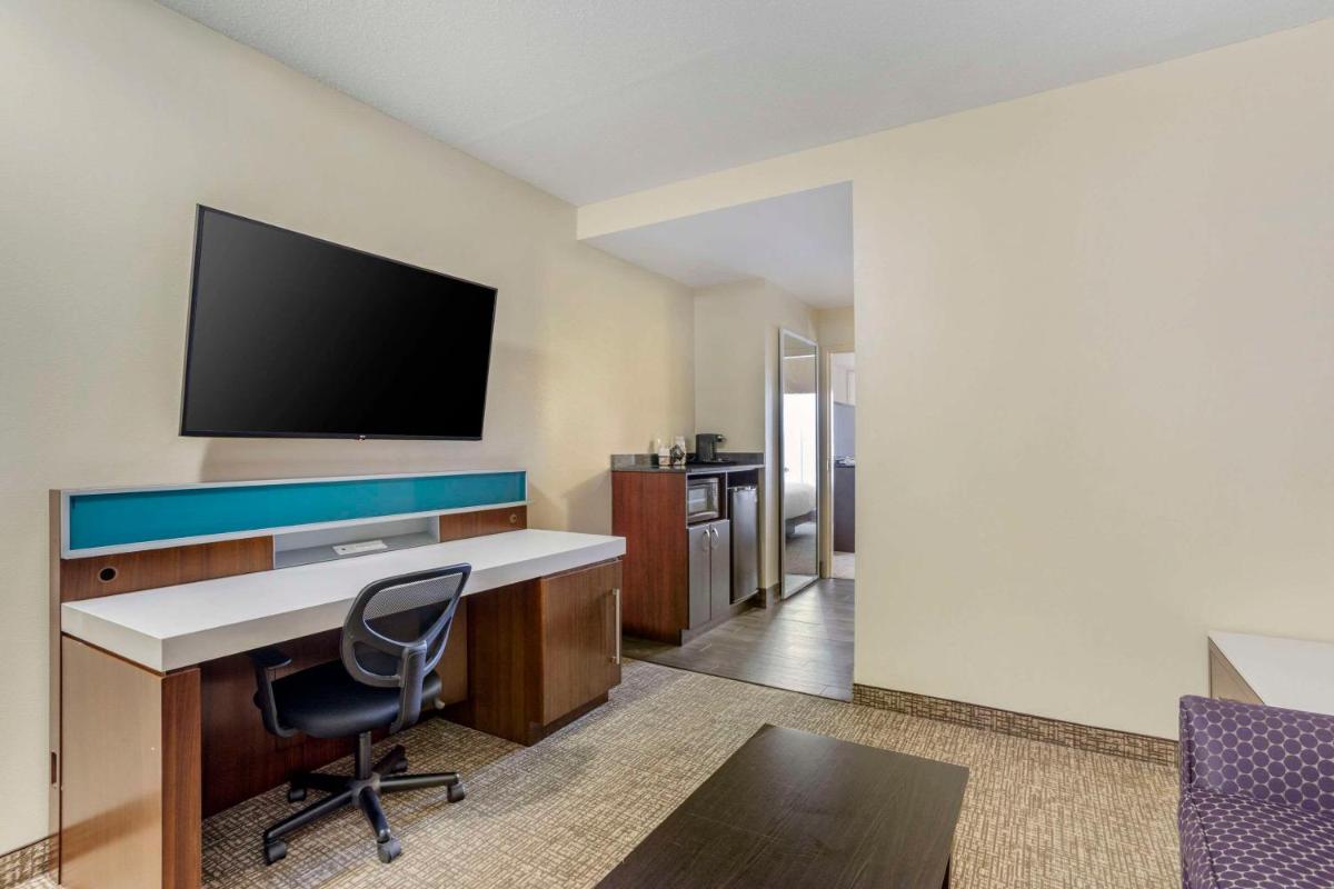 Comfort Suites East Knoxville - image 4