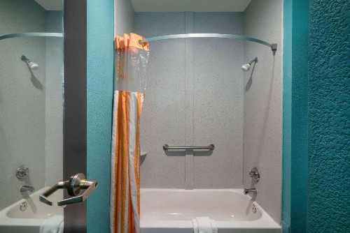 La Quinta by Wyndham Knoxville East - image 18
