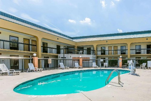 Rodeway Inn Knoxville - image 4