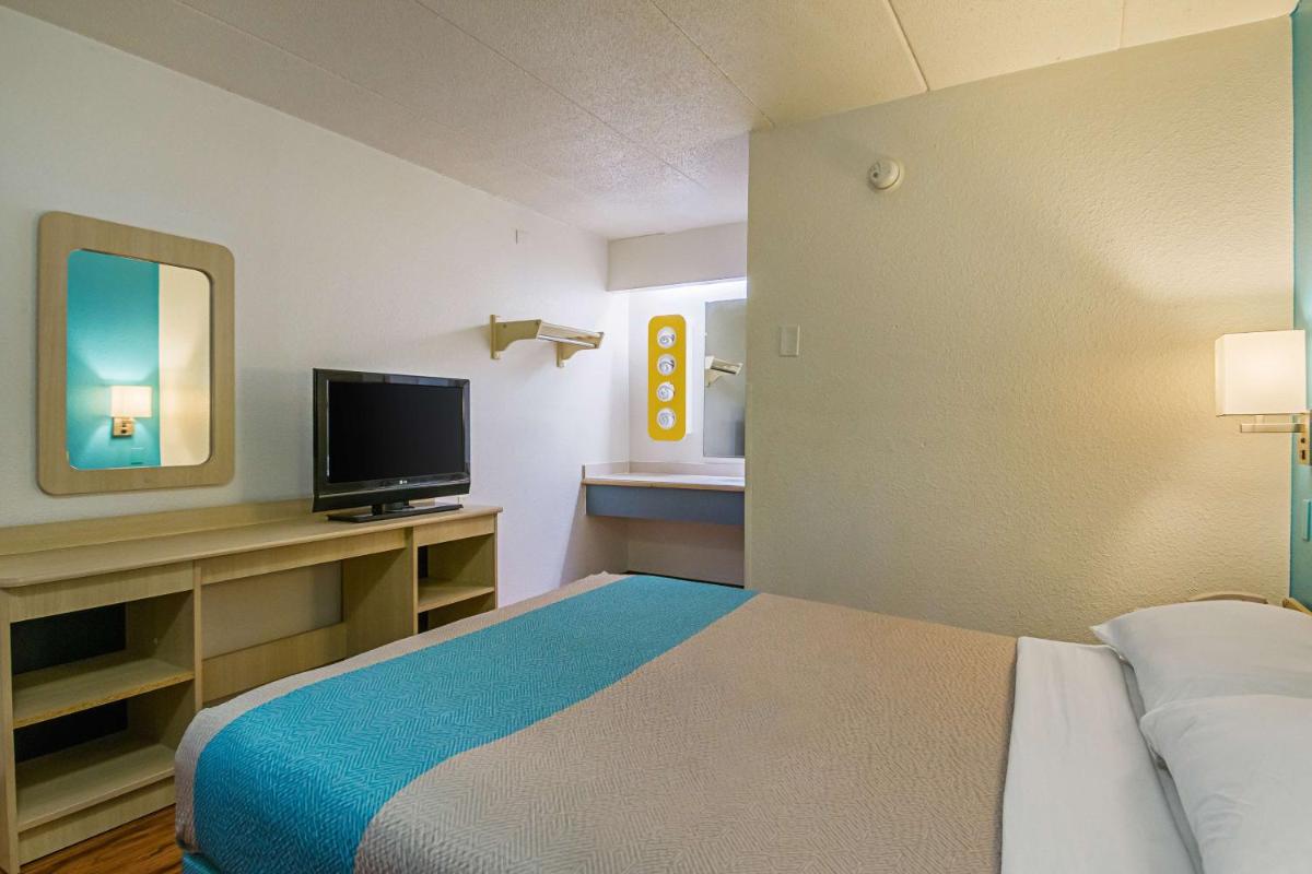 Motel 6-Knoxville TN - North - image 2
