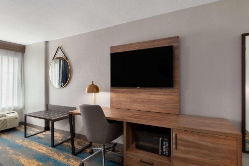 La Quinta by Wyndham Knoxville Central Papermill - image 3