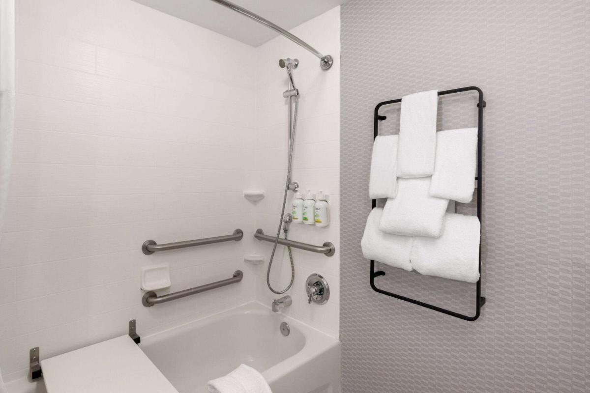 La Quinta by Wyndham Knoxville Central Papermill - image 6