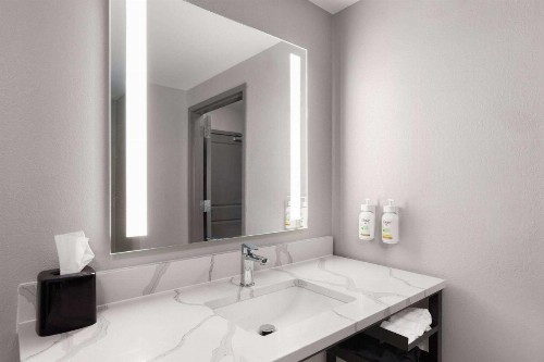 La Quinta by Wyndham Knoxville Central Papermill - image 7