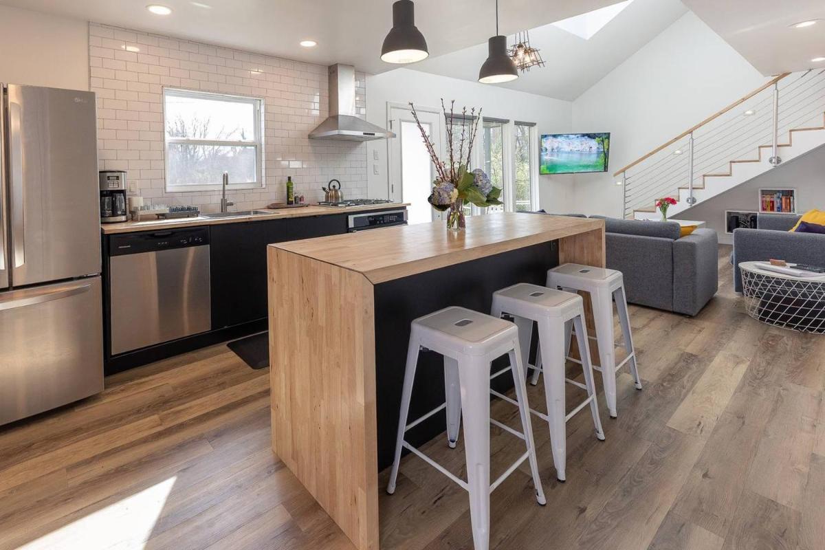 Modern minimalist comfort 5 minutes from downtown - main image