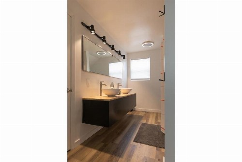 Modern minimalist comfort 5 minutes from downtown - image 10