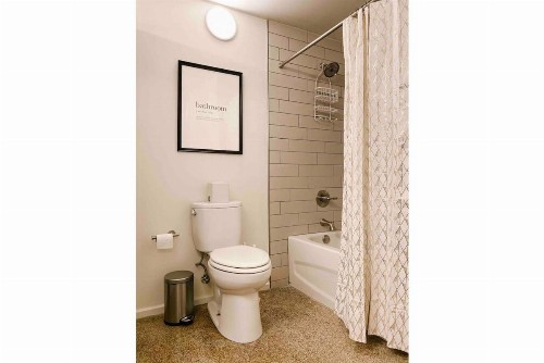 Cozy Downtown Loft - image 10
