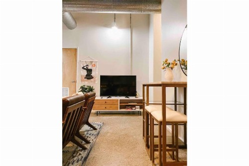 Cozy Downtown Loft - image 11