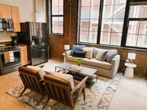 Cozy Downtown Loft - image 12