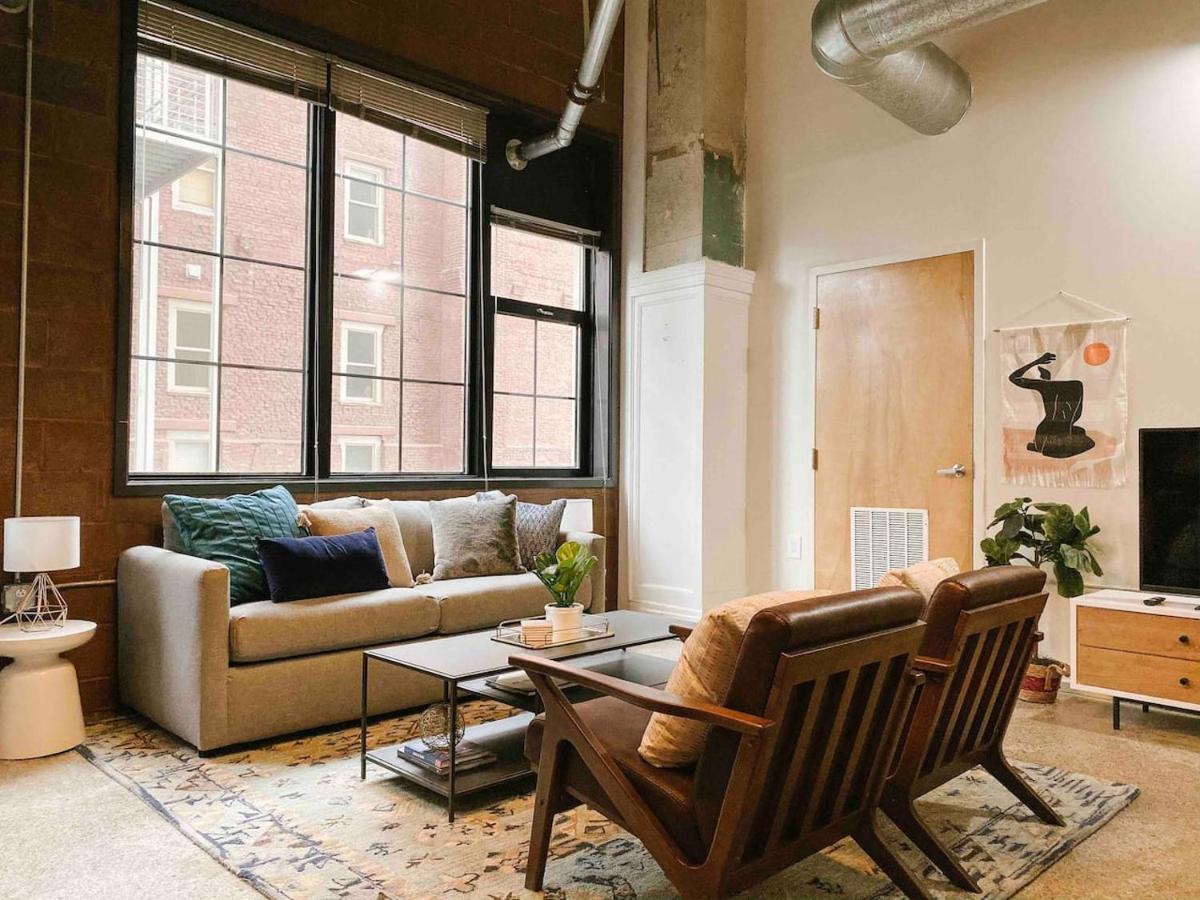 Cozy Downtown Loft - image 6