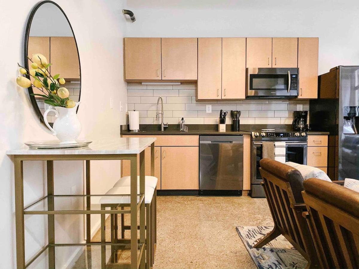 Cozy Downtown Loft - image 7