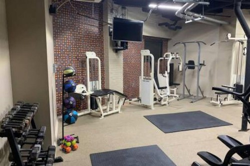 Cozy Downtown Loft - image 8