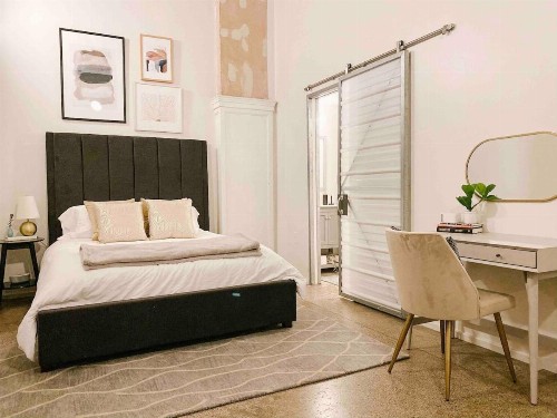 Cozy Downtown Loft - image 9