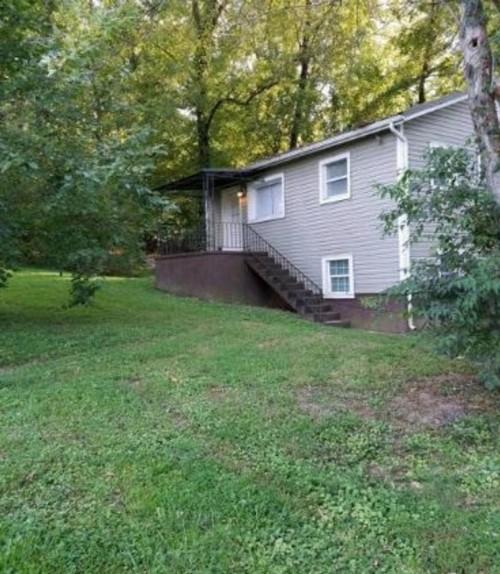Small 2br. East Knox apartment. Pet friendly - image 10