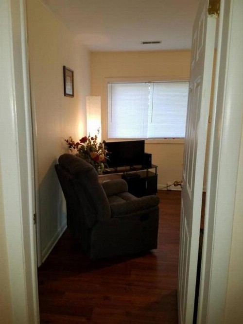 Small 2br. East Knox apartment. Pet friendly - image 4