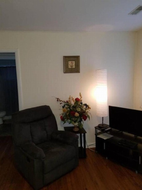 Small 2br. East Knox apartment. Pet friendly - image 5