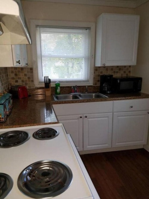 Small 2br. East Knox apartment. Pet friendly - image 6