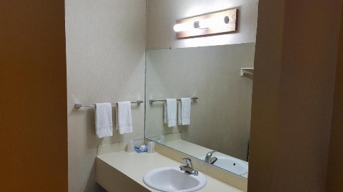 Royal Motor Inn - image 26