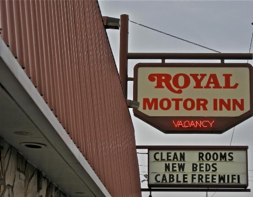 Royal Motor Inn - image 30