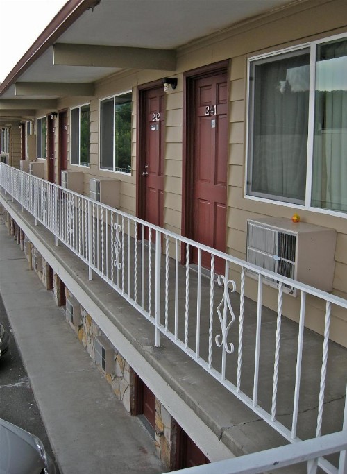 Royal Motor Inn - image 40