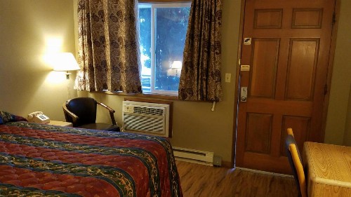 Royal Motor Inn - image 7