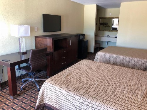 La Grange Executive Inn and Suites - image 5