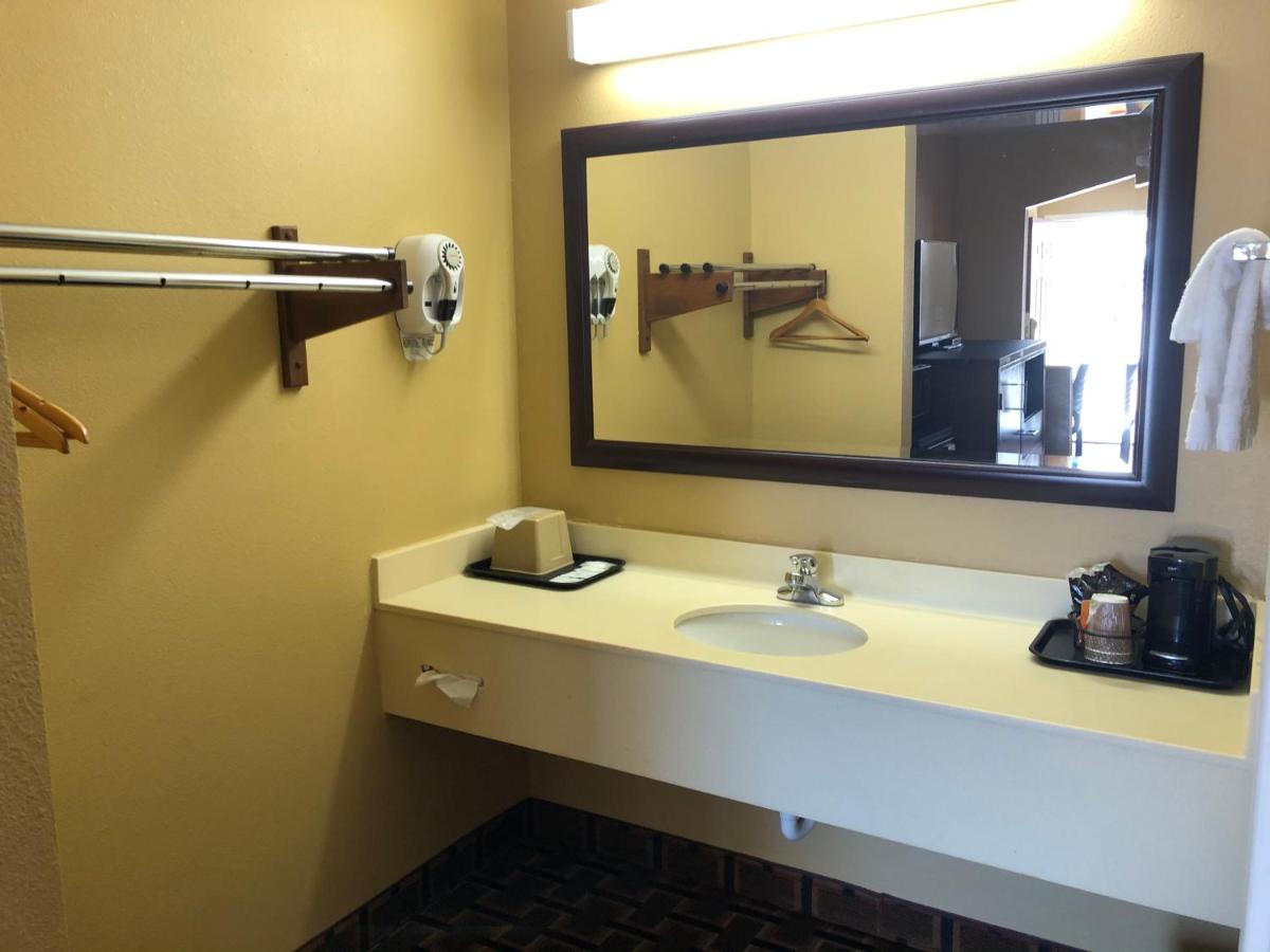 La Grange Executive Inn and Suites - image 7