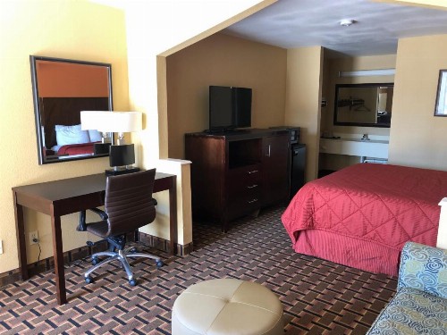 La Grange Executive Inn and Suites - image 9