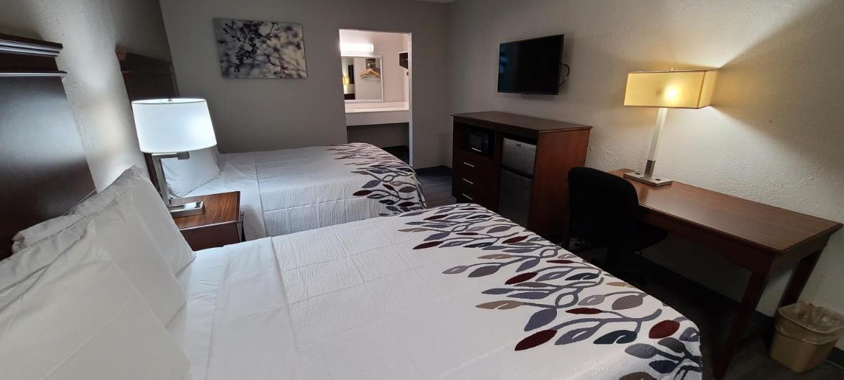 Econo Lodge - image 2