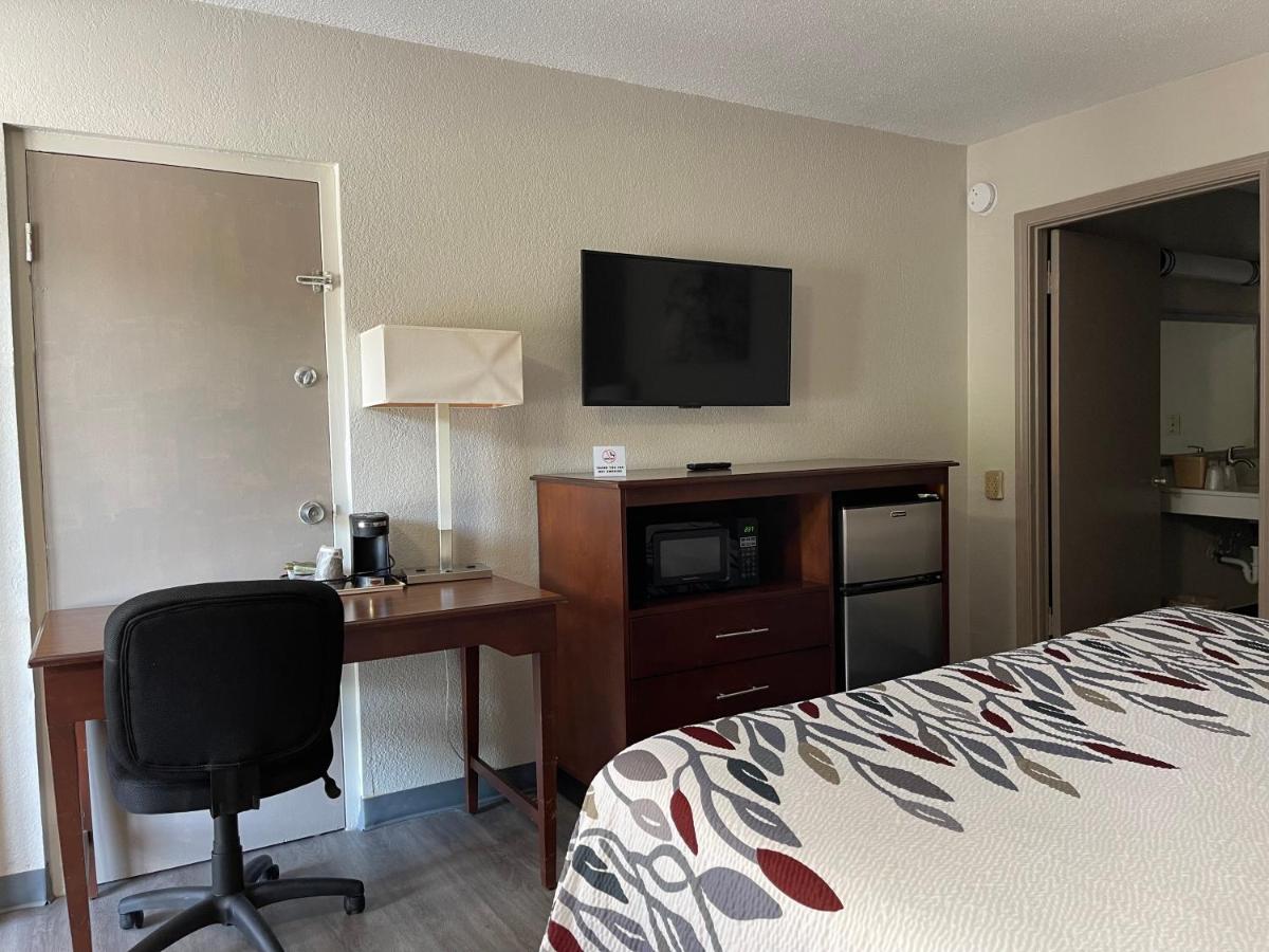 Econo Lodge - image 3