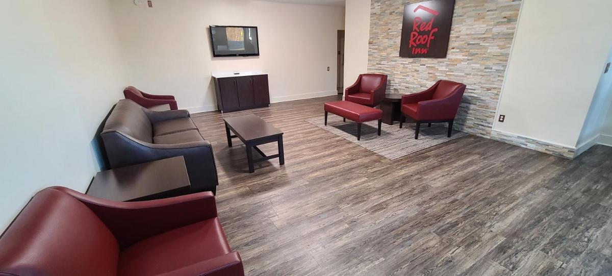 Econo Lodge - image 4