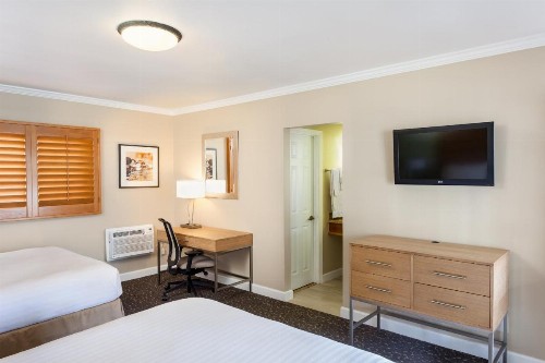 Holiday Inn Express and Suites La Jolla - Windansea Beach and IHG Hotel - image 8