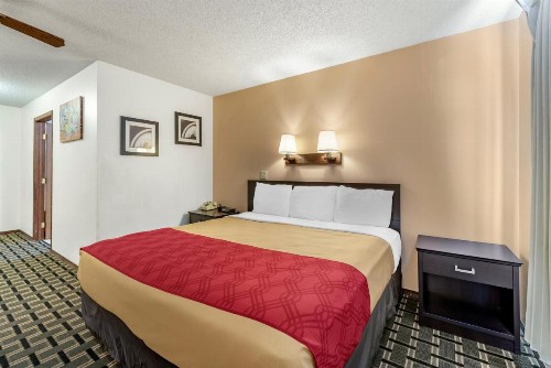 Econo Lodge La Junta - image 13