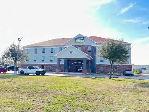 Scottish Inn and Suites - image 1