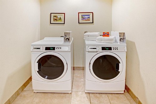 Scottish Inn and Suites - image 6