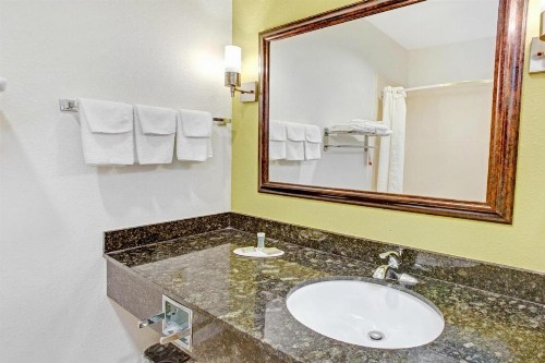 Scottish Inn and Suites - image 7