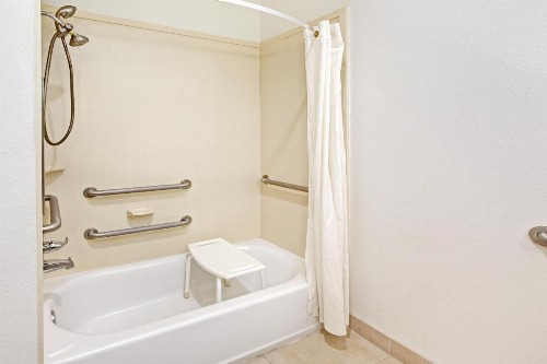 Scottish Inn and Suites - image 9