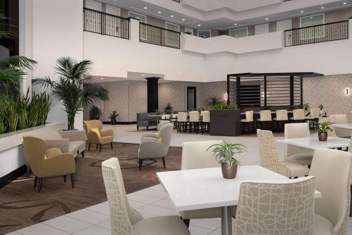 Embassy Suites La Quinta Hotel & Spa - image 7