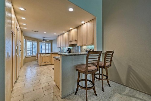 La Quinta Resort Escape with Golf Course Views! - image 7