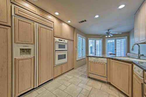 La Quinta Resort Escape with Golf Course Views! - image 9