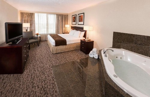 DoubleTree by Hilton Lafayette - image 33